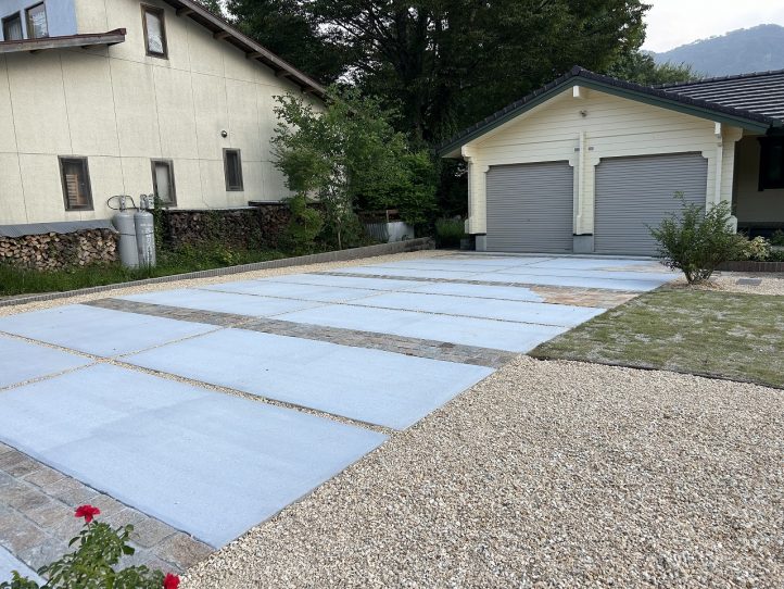 駐車場　自然石貼り