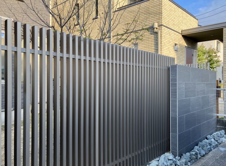 目隠しフェンス　LIXIL プログコートフェンス　縦格子フェンス　タイル貼りウォール