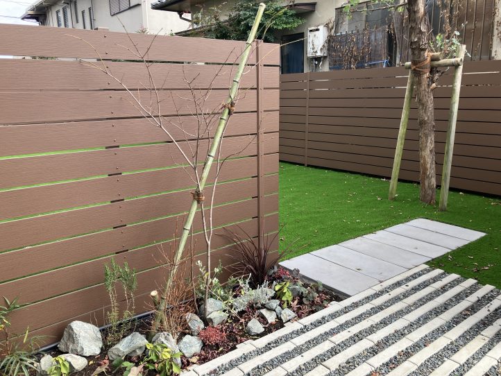 樹脂製目隠しフェンス　植栽エリア　ハイグリッドボーダー　平板　インターロッキング　ボーダー