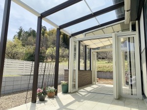 LIXIL　ガーデンルーム　ココマ　腰壁　オープンテラス　タイルテラス