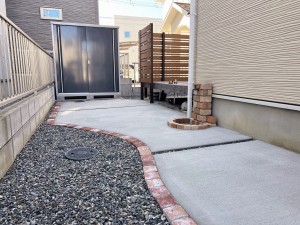 ガーデン　雑草対策　コンクリートアプローチ　レンガ目地　イナバ物置
