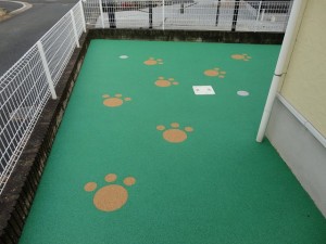 ゴムチップ舗装　犬　足跡　飯塚市　ペットガーデン　