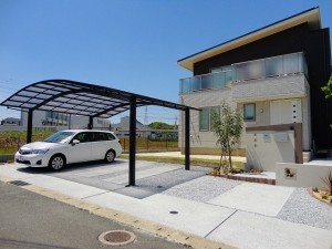 飯塚市　新築外構　シンプル　完成　車庫　アプローチ　門塀