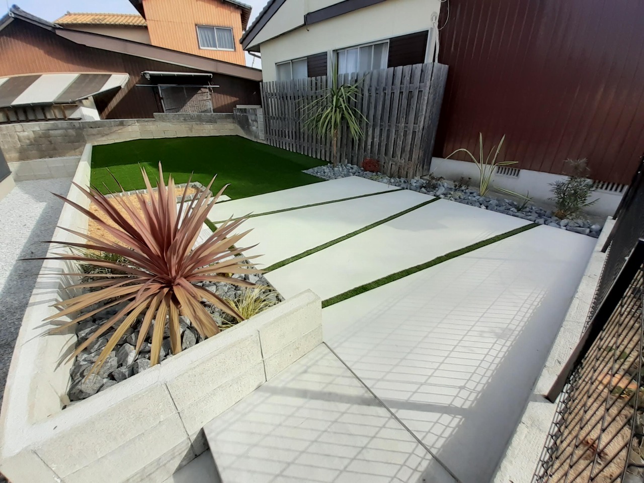 ガーデン　コンクリート　シンプル　アメリカン風　人工芝　ロックガーデン