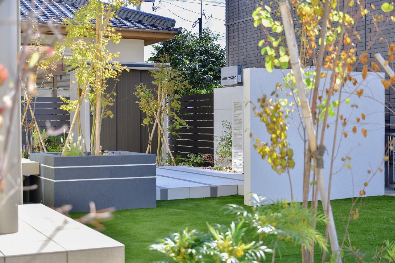 ガーデン　タイルテラス　デザインウォール　シンプル　かっこいい　人工芝