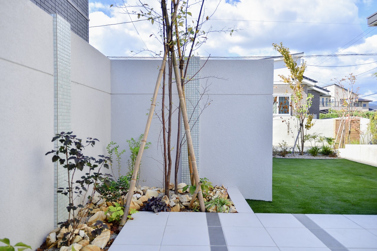 デザインウォール　モザイクタイル　シンプル　樹木　花壇