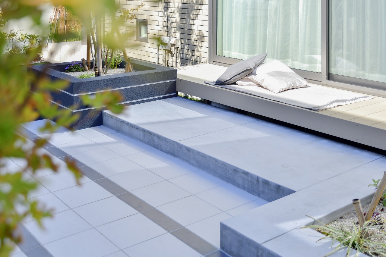 ガーデン　タイルテラス　コンクリート　デッキ　階段　シンプル　かっこいい