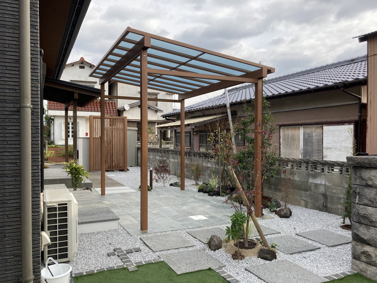 ガーデン　和風　テラス　屋根　自然石　ステップ　階段　植栽