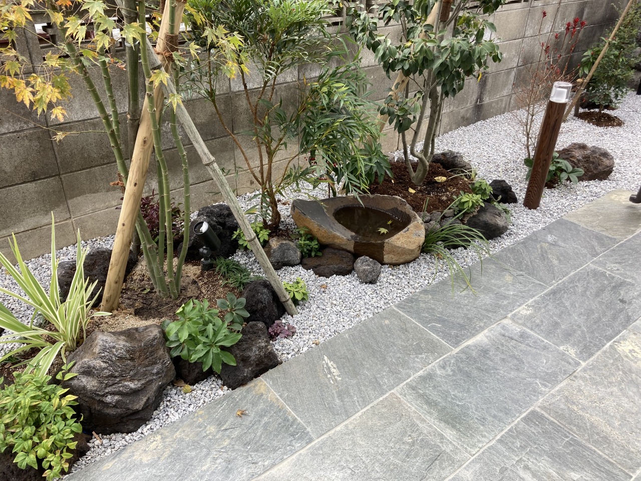 庭　テラス　植栽　和風　溶岩石　照明　水鉢　自然石