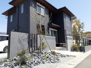 素敵な門周りと植栽