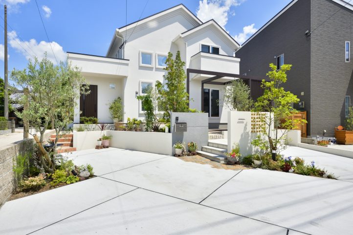 白いお家とナチュラルテイストな外構　