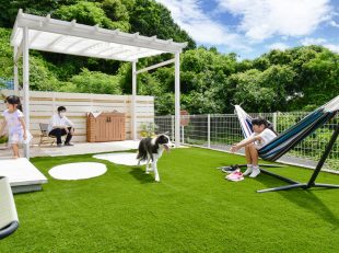 テラスと人工芝のある庭
