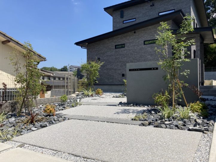 シンプル　モノトーン　外構　アプローチ　栗石　ロックガーデン