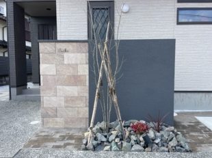 タイル貼りと塗り壁の門塀