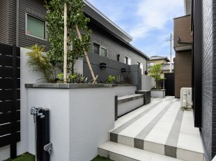 タイルテラス　デザインウォール　ベンチ　花壇　モノトーン　