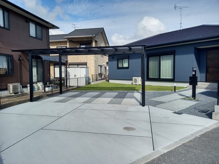 ネイビーのお家とシンプルなコンクリートの駐車場　黒いカーポート