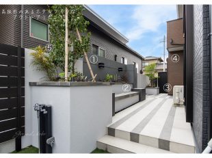 アウトドアリビング　ホテルライク　モノトーン　シンプル　タイルテラス　ベンチ　花壇　デザインウォール　照明