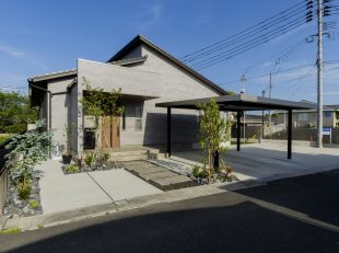 既存土間をカットして植栽帯のある門周りに