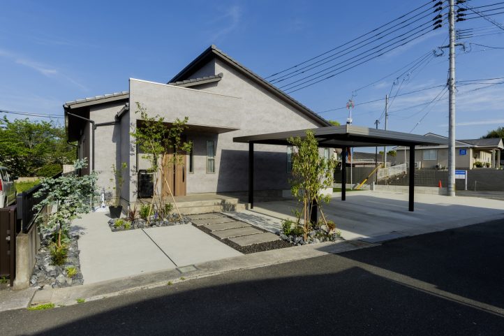 既存土間をカットして植栽帯のある門周りに