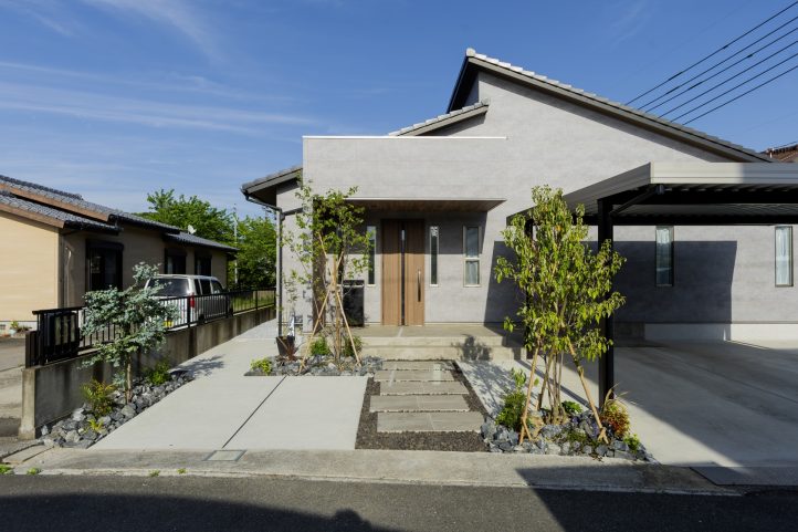 既存土間をカットして植栽帯のある門周りに