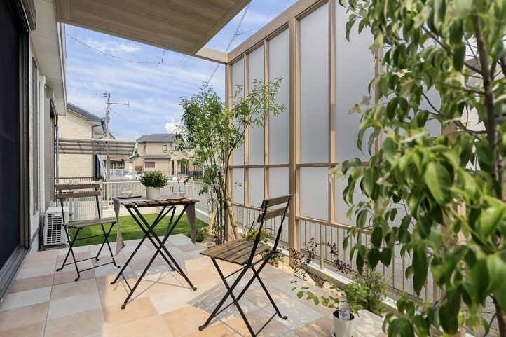 プラスGルーフで日差しと視線を遮ったテラス空間