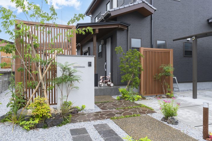 門塀　縦格子　アプローチ