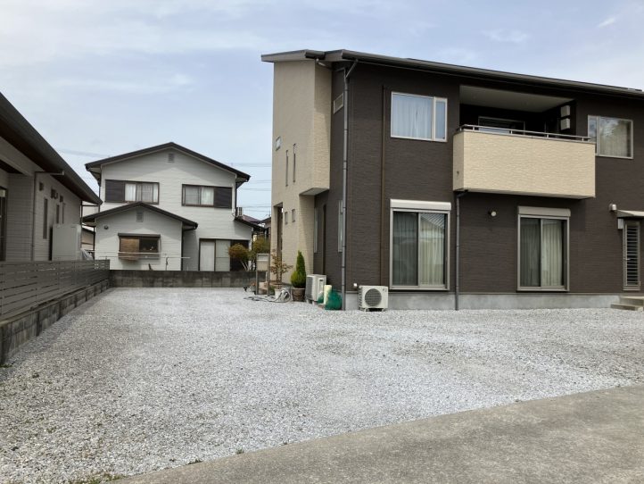 広い敷地の中に戸建て住宅が建っている