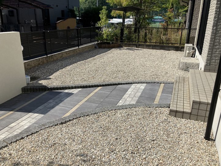 庭 アプローチ エクレル 雑草対策 砂利敷き