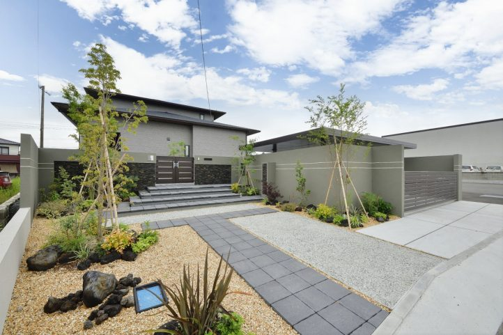モダンな外構　広い自然石のアプローチ　重厚感のあるクローズ外構