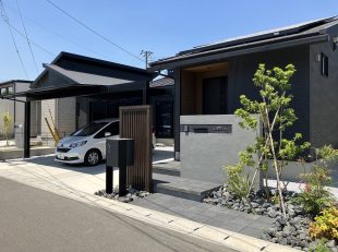 新築外構　モノトーン　シンプル　格好良い　栗石　スクリーン　ブラックポリカ