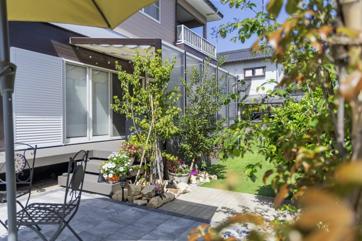 ココマ　腰壁　植栽　ナチュラル　樹脂デッキ