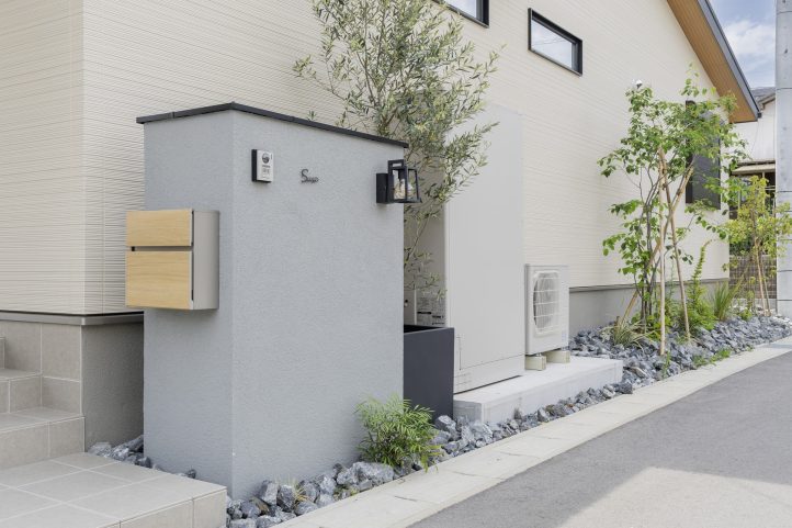 門塀　ナチュラルモダン　木調　笠木　植栽　栗石　鉢植え　