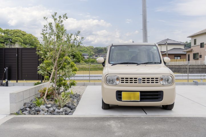 車庫土間　植栽帯　栗石