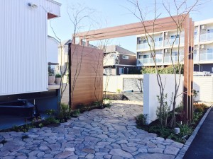 グランド工房　横浜北店　エントランス　LIXIL　+Ｇ　石張りアプローチ