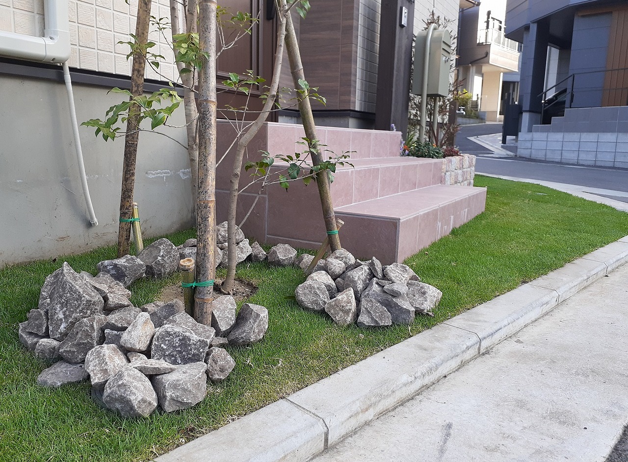 ピンコロ花壇がかわいい門周り エクステリア ガーデン 外構 造園 横浜北 グランド工房