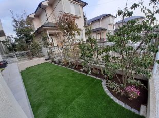 人工芝　ピンコロ石目地　植栽