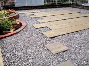 施工後のお写真。インターロッキング×砂利のお庭で雑草対策も◎