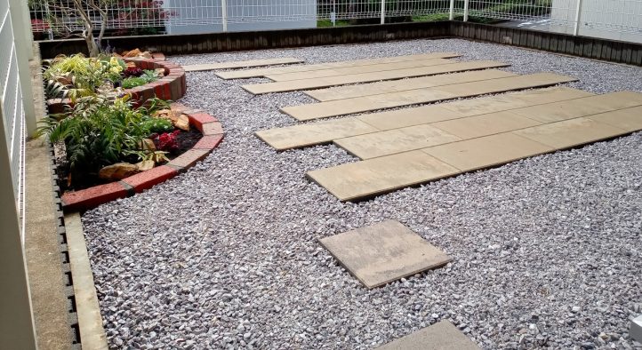 施工後のお写真。インターロッキング×砂利のお庭で雑草対策も◎