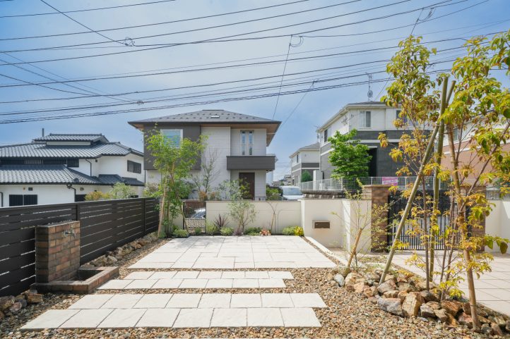 平板敷き 砂利敷き 植栽 目隠しフェンス ごろた石