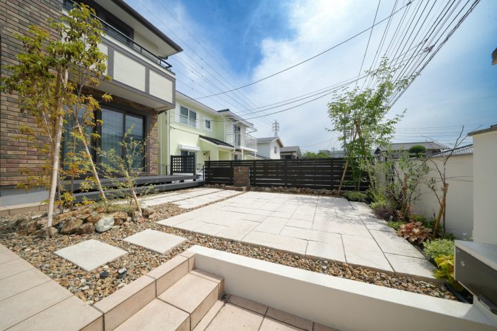 平板敷き 砂利敷き 植栽 ごろた石 目隠しフェンス