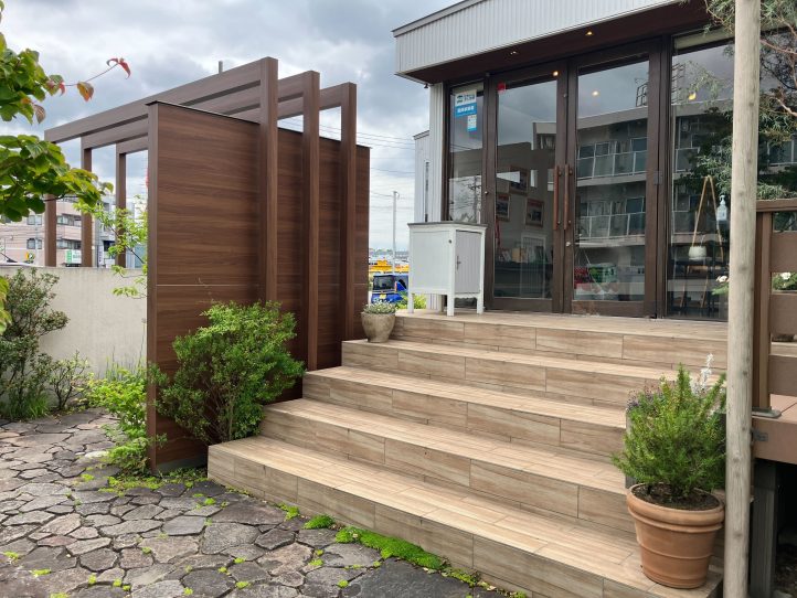 横浜北店の展示場の門周りの様子