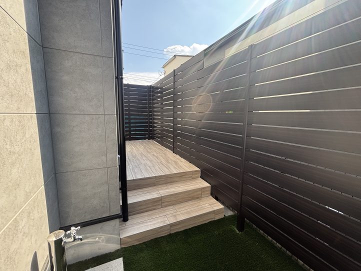 窓前のフェンスのお写真です。