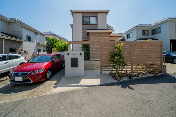 目隠しスクリーン フレームアーチのエントランス