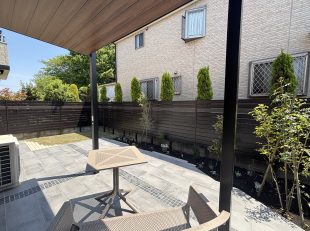 お庭のテラス空間写真です。