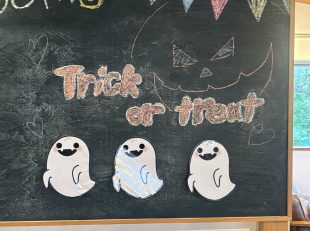 黒板のハロウィンデコレーションです