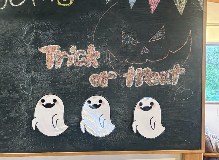 黒板のハロウィンデコレーションです