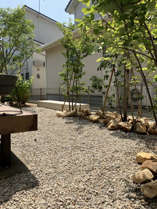 砂利　防草シート　自然石　ベンチ