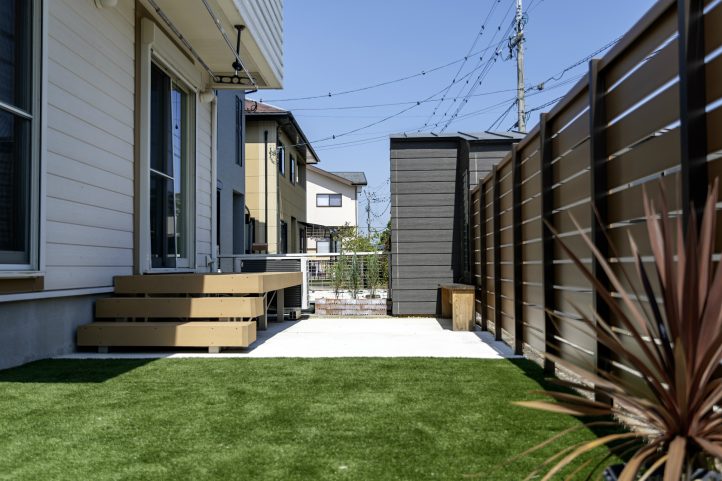 人工芝とデッキが映えるお庭