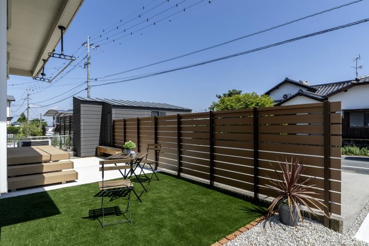 人工芝コンクリート土間で雑草対策のお庭