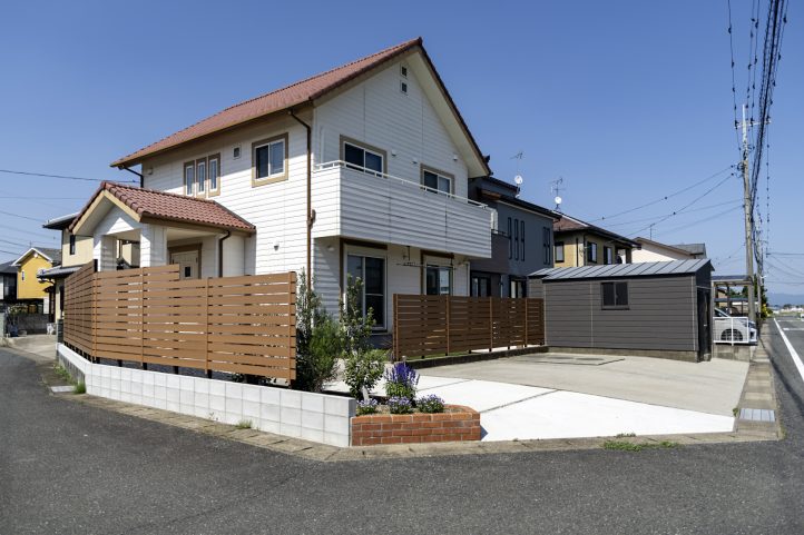 目隠しフェンスでプライベートを確保された外構